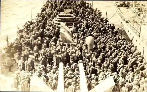 Foto Ak US Amerikanisches Kriegsschiff, Soldaten