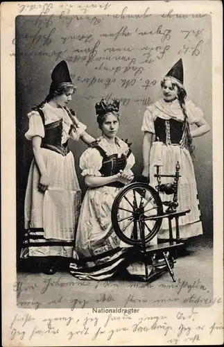 Ak Nationaldragter, Junge Frauen in dänischer Tracht, Spinnrad