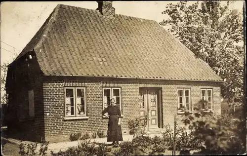 Foto Ak Stenderup Toftlund Sogn Dänemark, Frau vor einem Wohnhaus