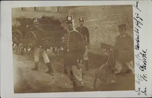 Foto Ak Soldaten in Uniform mit Kutsche und Fahrrad, Landwehr