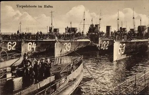 Ak Deutsche Kriegsschiffe, Torpedoboote im Hafen, 62, 64, 39, 32, 63