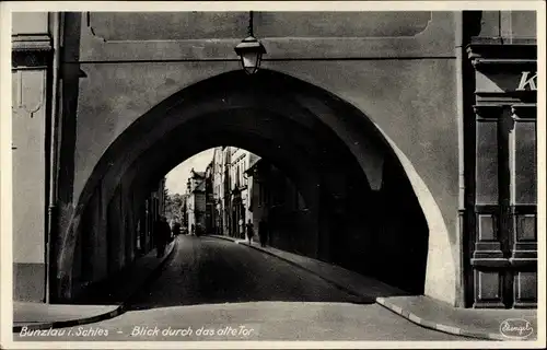 Ak Bolesławiec Bunzlau Schlesien, Blick durch das alte Tor