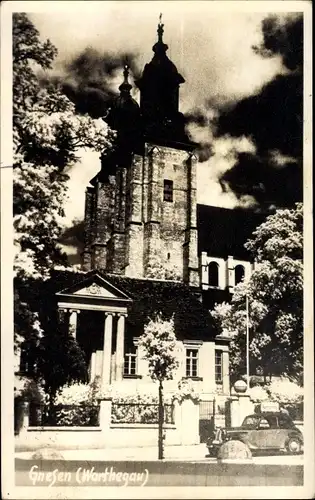 Foto Ak Gniezno Gnesen Posen, Warthegau, Kirche, Auto