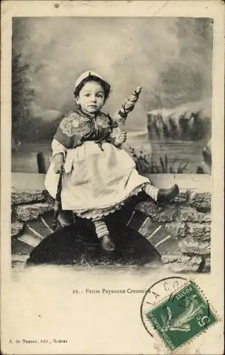 Ak Creuse Frankreich, Petite Paysanne Creusoise, Kleines Mädchen in französischer Tracht