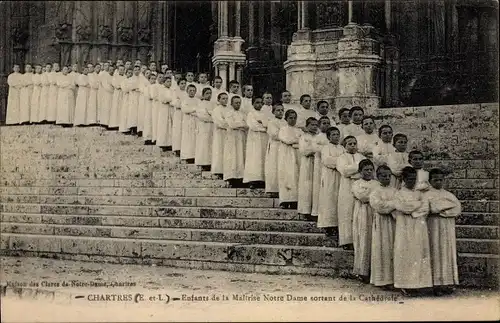 Ak Chartres Eure et Loir, Enfants de la Maltrise Notre Dame sortant de la Cathedrale