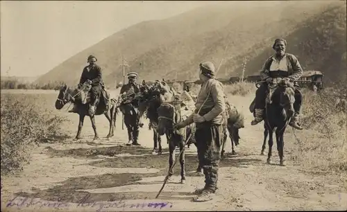Foto Ak Serbien?, Balkan?, Reiter in Trachten, Ortspartie, I. WK