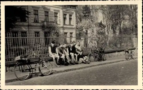 Foto Ak Königswinter am Rhein, Gruppenbild Jugendliche, Fahrräder