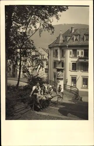 Foto Ak Bad Honnef am Rhein, Gruppenbild Jugendliche, Litfaßsäule