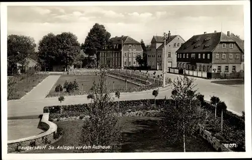 Ak Ebersbach Neugersdorf in Sachsen, Anlagen vor dem Rathaus