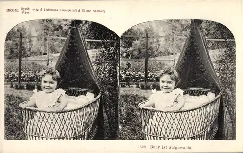 Stereo Ak Baby ist aufgewacht, Kind in einem Bettchen