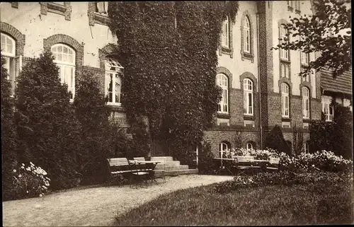 Foto Ak Innien Aukrug in Schleswig Holstein, Ortspartie vor einem Mietshaus, Grünanlagen