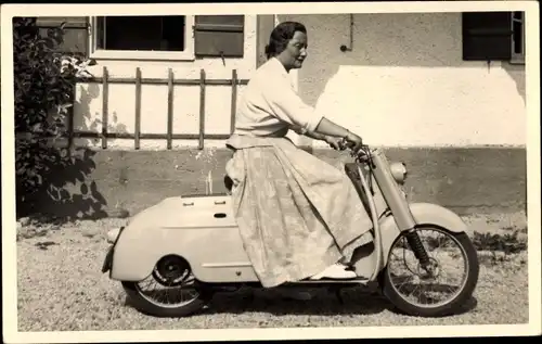 Foto Ak Frau auf einem Motorrad