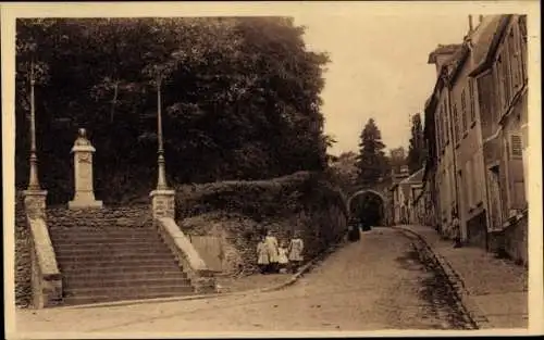 Ak Montfort l'Amaury Yvelines, Escalier conduisant aux Tours et Monument d'Anne de Bretagne