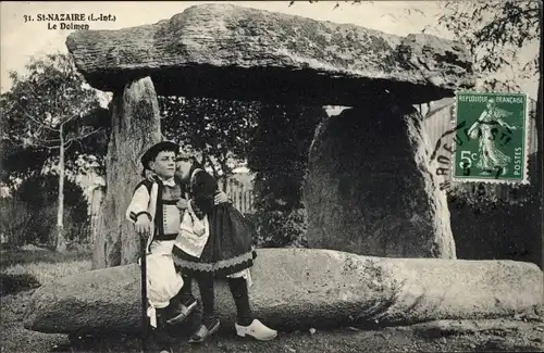 Ak Saint Nazaire Loire Atlantique, le Dolmen, Großsteingrab, Trachten