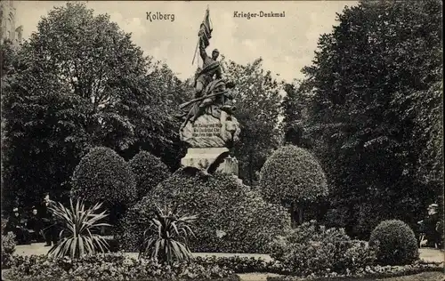 Ak Kołobrzeg Kolberg Pommern, Krieger Denkmal