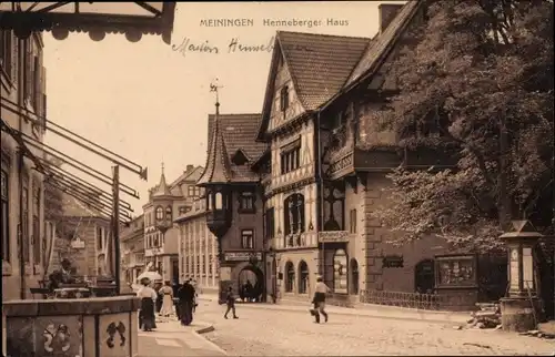 Ak Meiningen in Thüringen, Henneberger Haus, Straßenpartie