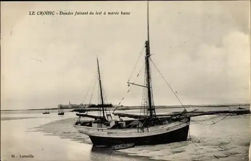 Ak Le Croisic Loire Atlantique, Fischerboot bei Ebbe am Strand