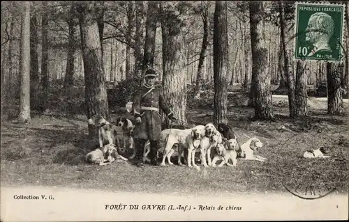 Ak Le Gavre Loire Atlantique, Hundeführer posiert bei Jagd im Wald