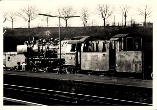 Foto Ak Deutsche Eisenbahn, Dampflok im Bahnhof, Gleisseite