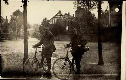 Foto Ak Zwei Männer schieben Fahrräder