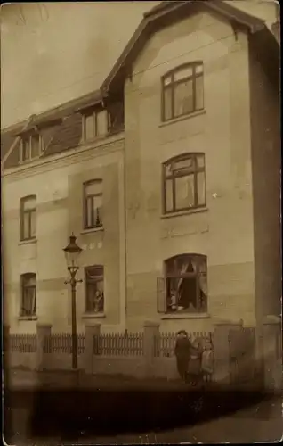 Foto Ak Neumünster in Holstein, Wohnhaus, Straßenseite, Kinder