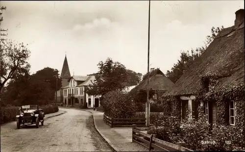 Ak Satrup Mittelangeln in Schleswig Holstein, Reethäuser, Kirche, Auto, AP 5822