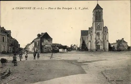 Ak Champigné Maine-et-Loire, Place et Rue Principale