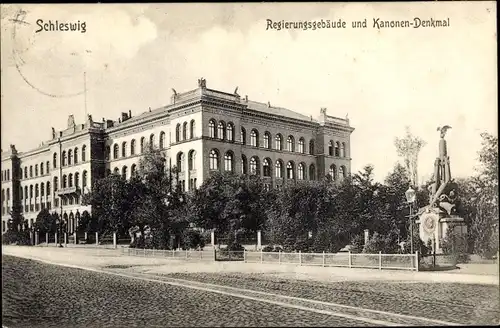 Ak Schleswig in Schleswig Holstein, Regierungsgebäude und Kanonen Denkmal