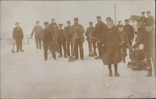 Foto Ak Wallsbüll in Schleswig Holstein, Männer und Kinder beim Schneeschippen