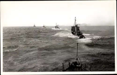 Foto Ak Deutsches Kriegsschiff, 2. M.S. Geschwader auf dem Marsch, Bundesmarine