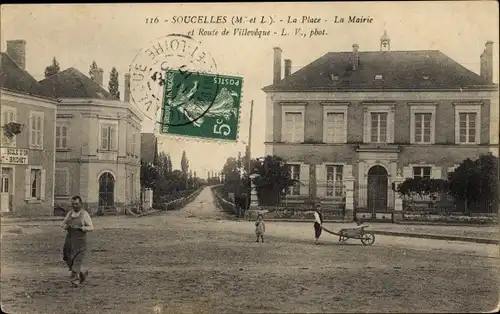 Ak Soucelles Maine et Loire, La Place, La Mairie et Route de Villeveque