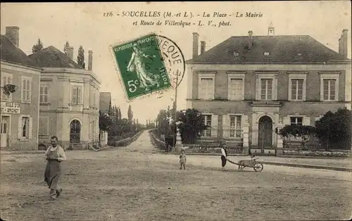 Ak Soucelles Maine et Loire, La Place, La Mairie et Route de Villeveque