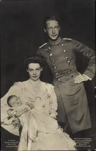 Ak Kronprinz Wilhelm und Kronprinzessin Cecilie mit Kind