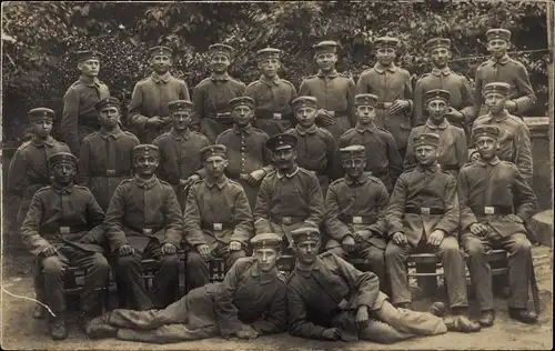 Foto Ak Deutsche Soldaten in Uniformen, Gruppenaufnahme