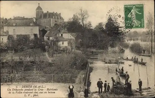 Ak Denée Maine et Loire, Habitants de la Vallee rentrant chez eaux en bateau