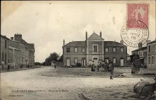 Ak Saint Laurent des Autels Maine et Loire, Place de la Mairie