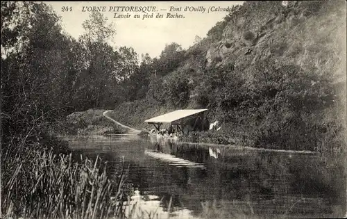 Ak Pont d Ouilly Calvados, Lavoir au pied des Roches