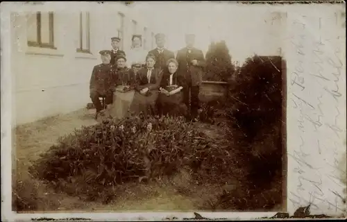 Foto Ak Schleswig an der Schlei, Gruppenbild in einem Garten