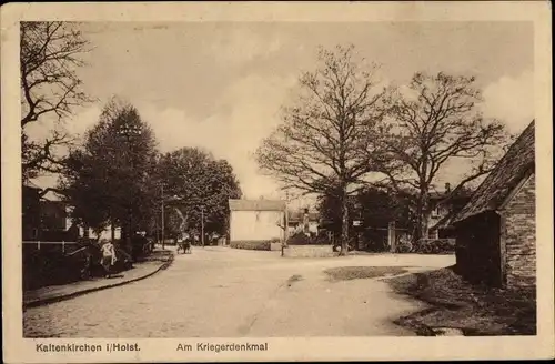 Ak Kaltenkirchen in Holstein, Kriegerdenkmal, Straßenpartie