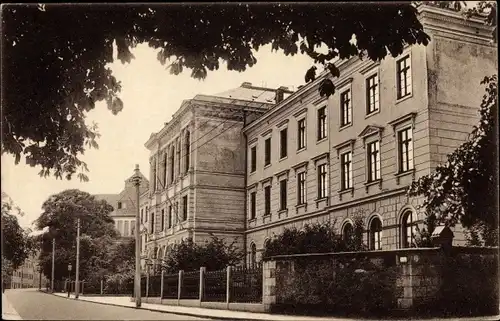 Ak Freiberg im Kreis Mittelsachsen, Straßenpartie mit Blick zum Gymnasium Albertinum