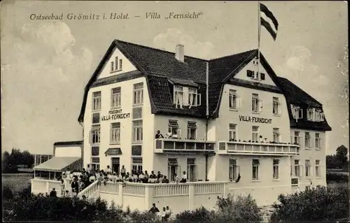 Ak Ostseebad Grömitz in Holstein, Villa Fernsicht, Totalansicht, Besucher Gruppenfoto, Reichsflagge