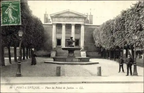 Ak Pont l Eveque Calvados, Place du Palais de Justice