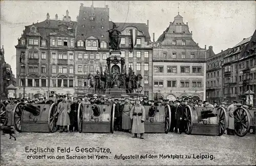 Ak Leipzig in Sachsen, Englische Feldgeschütze erobert von Sachsen bei Ypern, Marktplatz