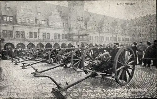 Ak Leipzig in Sachsen, Englische Feldgeschütze erobert von Sachsen bei Ypern, Marktplatz