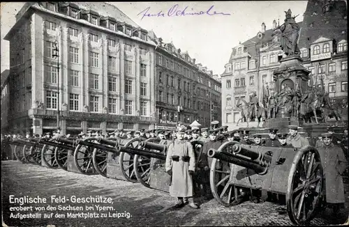 Ak Leipzig in Sachsen, Englische Feldgeschütze erobert von Sachsen bei Ypern, Marktplatz