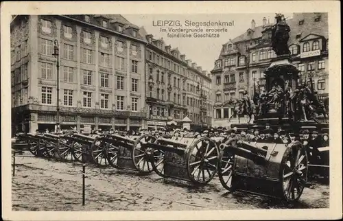 Ak Leipzig in Sachsen, Siegesdenkmal, eroberte englische Geschütze, Marktplatz