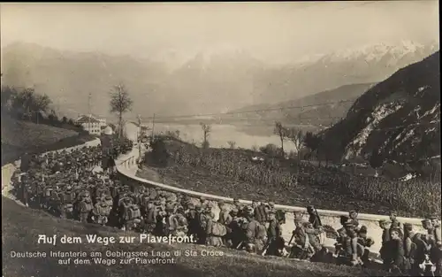 Ak Lago di Santa Croce Veneto, Deutsche Infanterie auf dem Weg zur Piavefront