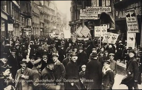 Ak Leipzig in Sachsen, Frühjahrsmesse 1918, Menschenmenge, Reklametafeln