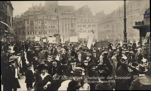 Ak Leipzig in Sachsen, Frühjahrsmesse 1918, Menschenmenge, Reklametafeln