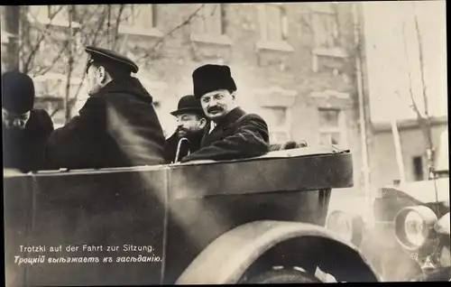 Ak Leo Trotzki auf der Fahrt zur Sitzung, offenes Automobil